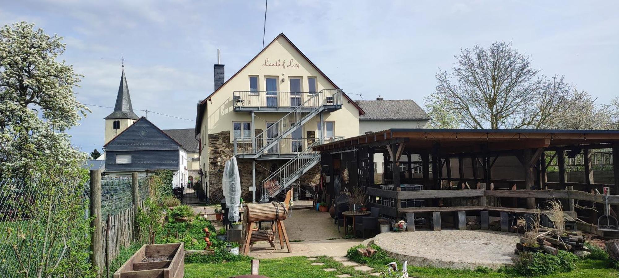 Landhof Lieg - Tierische Auszeit In Unseren Gemuetlichen Ferienwohnungen Exterior foto